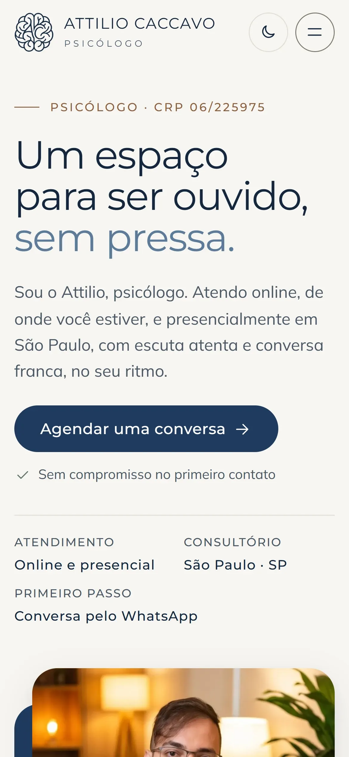 Topo do site de Attilio Caccavo no celular